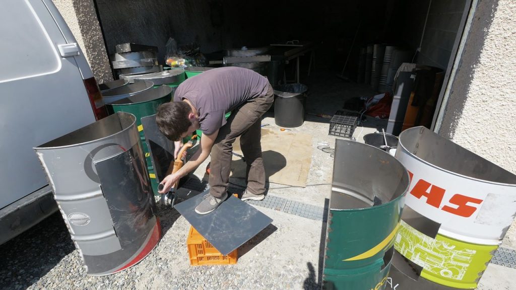La Boucle Verte : création des récupérateurs à canettes avec des bidons d'huile